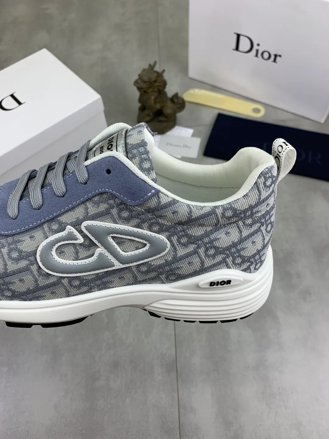 Men's shoes 💰P420 New Dior Chrono 2025 new product B30 series, in white and black fly woven series, decorated with computer-printed CD logo on both sides, star patch on the tongue and Dior logo on the heel, many details highlight the style. The interior is matched with the original color matching mesh, and the interior of the body is supported by low-temperature shaping sheets, and is filled with light feather cotton to keep the interior full and soft against the feet. The exclusive open-molded outsole adopts a one-piece molding process, so there is no need to worry about problems such as the opening and falling of sole decorative accessories. It is light and comfortable to wear, yet strong and wear-resistant. The two-color shoelaces are accessorized with exquisite metal five-pointed star pendants, creating a high-end, trendy and casual look at all times. Color: 5️⃣ colors available, code number: 38-44 (45 customized)